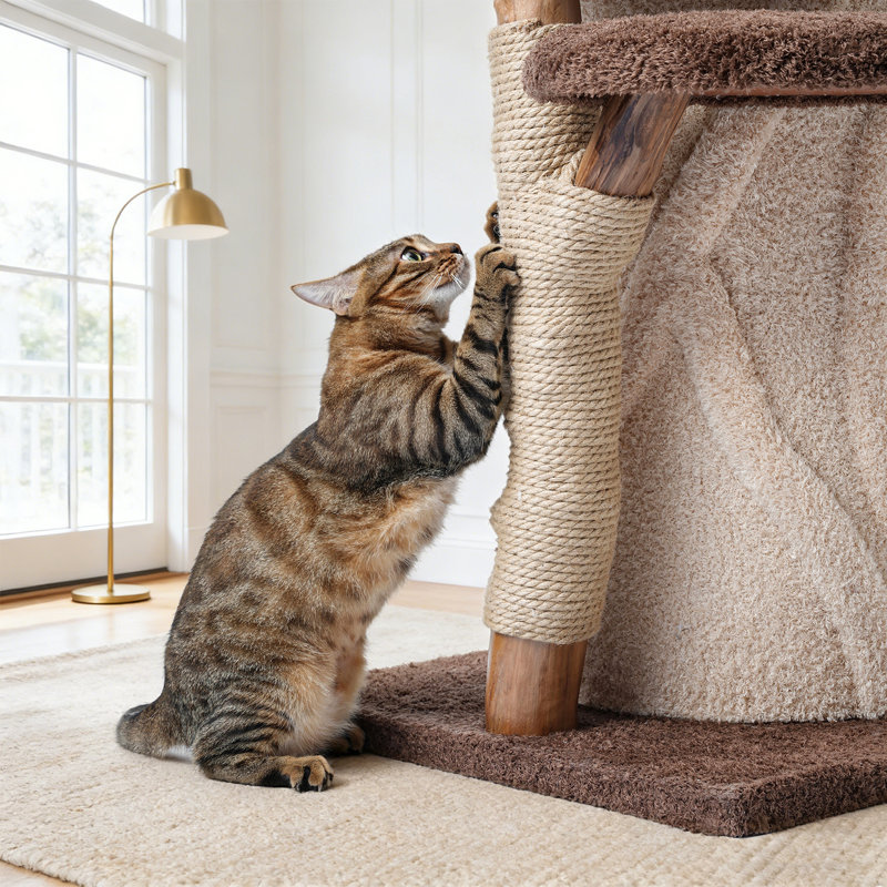 Arbre à chat de 44 po en bois moderne pour chats d'intérieur, tour à chat à 4 niveaux avec 3 condos confortables, poteaux à griffer en sisal naturel, plateformes moelleuses, base stable, finition bois