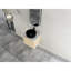 Meuble-lavabo de 61 cm (24 po) comprenant un lavabo en céramique, un comptoir en pierre blanche et une porte à fermeture amortie : une solution silencieuse et fonctionnelle.