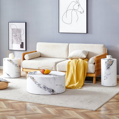 Ensemble de tables basses modernes et minimalistes de trois tables basses en MDF à motif de marbre. La table cylindrique avec son motif peut être facilement intégrée dans une variété de styles d'intérieur.
