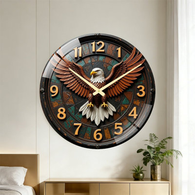 Horloge murale en patchwork vieilli avec aigle chauve à large éventail, chiffres dorés plats et élégants, mouvement à quartz silencieux et façade en verre trempé. Décoration occidentale patriotique robuste pour les cabanes, les pavillons de chasse et les tanières pour hommes.