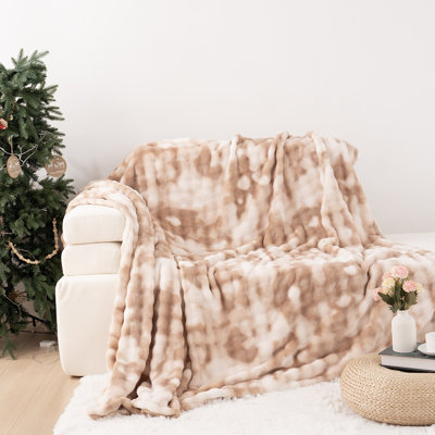 Cozy and Comfortable Faux Fur Blanket A soft, plush blanket perfect for sofas, featuring a fluffy, thick, and plush texture. Ideal for sofas, bedrooms, and living rooms.