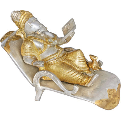 Ganesha lisant la figurine Mahabharata