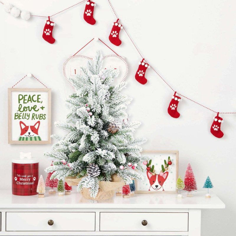 Arbre de Noël floqué avec 355 pointes, branches en PE / PVC enneigées, 14 pommes de pin et 14 baies rouges, base en ciment en toile de jute - petit arbre décoratif pour la maison et le bureau