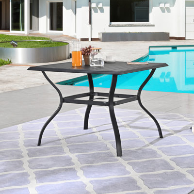 Table carrée d'extérieur en métal avec trou pour parasol