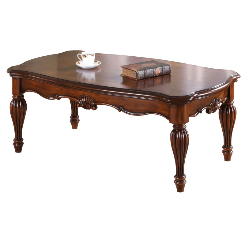 Table basse de style traditionnel au fini cerisier riche avec des pieds élégamment conçus et une forme rectangulaire
