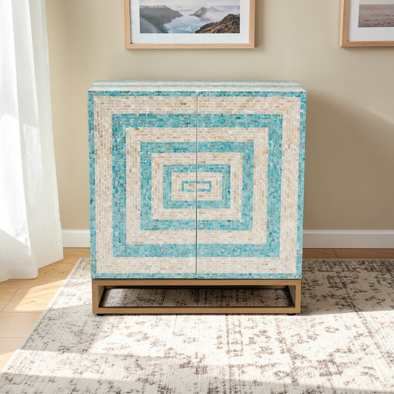 Armoire bohème Cayde beige et bleue bicolore avec détails complexes en nacre et détails en métal doré