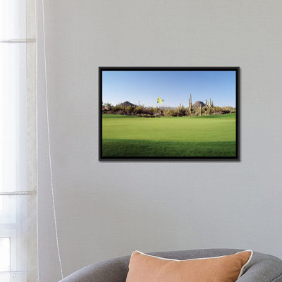 «Golf Flag in a Golf Course, Troon North Golf Club, Scottsdale, Maricopa County, Arizona, USA» par Panoramic Images - reproduction de photo sur toile