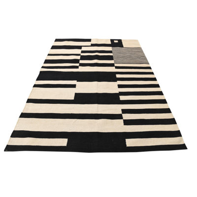 5x8 Pegues Black and White Rug