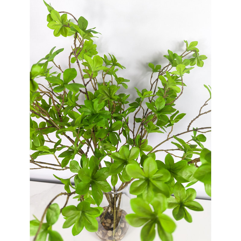 Branche de saule artificiel dans un vase