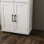 Armoire à deux portes facile à installer avec tablettes réglables, tiroirs et rangement ouvert pour les espaces de salle à manger, tablettes de rangement blanches polyvalentes, rangement de bureau, agencement de couleurs