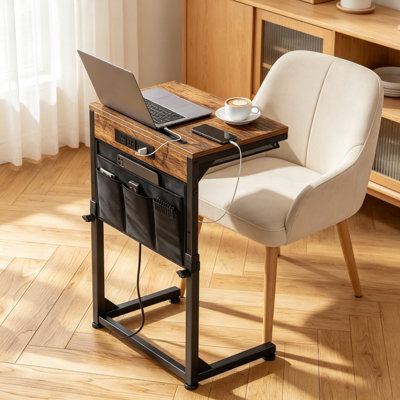 Table d'appoint en forme de C avec station de charge, table de bout à hauteur réglable pour canapé et lit, brun rustique avec sac de rangement
