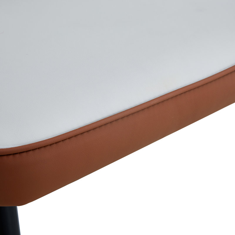 Ensemble de table et de chaises: table moderne avec plateau en imitation marbre blanc et pieds en métal doré, jumelée à 4 chaises en cuir synthétique
