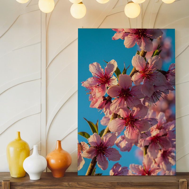 Toile, vue rapprochée de délicates branches de cerisier en fleurs ornées de douces fleurs roses, chaque pétale mettant en valeur une toile subtile