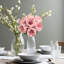Buisson de roses en pleine floraison-643852600