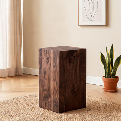 Table basse compacte carrée de 12 pouces avec finition grain de bois de noyer, panneau de fibres à densité moyenne brun classique, peu encombrante, hauteur de 20 pouces