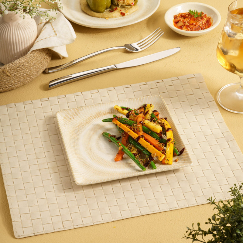 Assiette carrée en porcelaine de qualité supérieure Paros-Shell avec pied, 10,6 x 10,6 po |