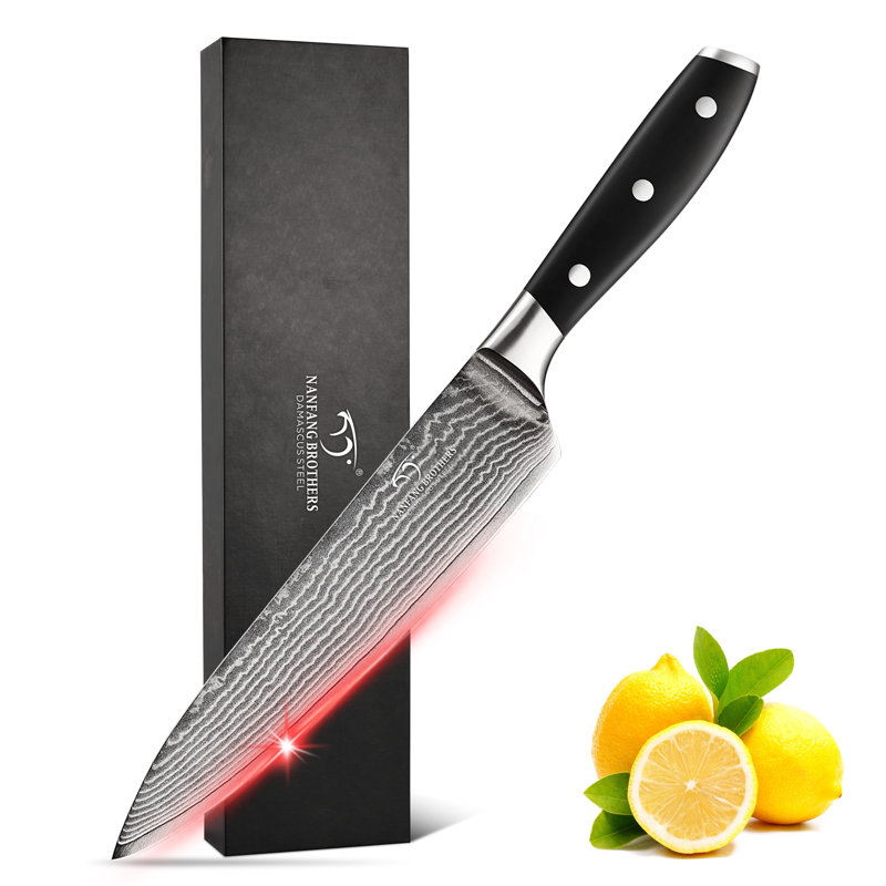 Couteau de chef en acier de Damas, doté d'un motif unique en acier de Damas, d'une lame ultra-tranchante et d'un manche antidérapant à trois rivets.