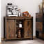 Buffet industriel rustique brun, armoire de rangement avec porte de grange coulissante avec tablettes réglables, armoire de cuisine polyvalente pour le salon et le bar