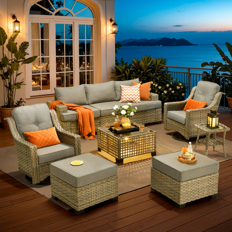 Ensemble de conversation d'extérieur pour 5 personnes avec table basse lumineuse, canapé de patio en osier et fauteuil pivotant avec coussins Wahkon