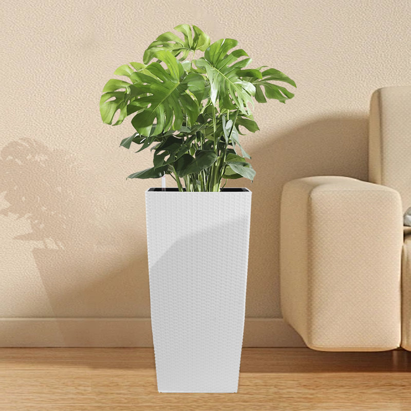 Grande jardinière blanche avec arrosage automatique pour les espaces intérieurs