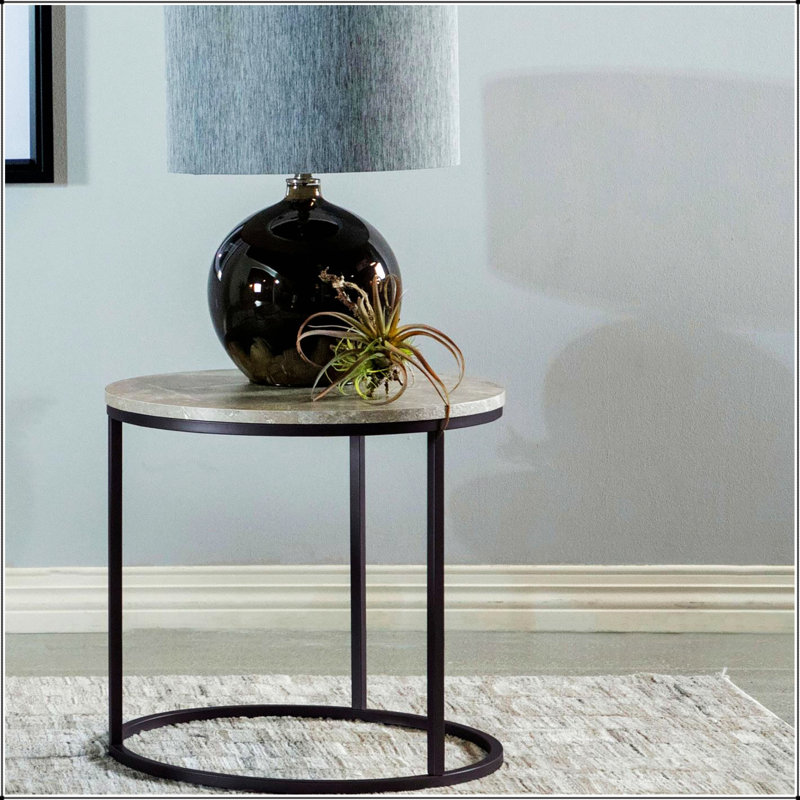 Élégante table de bout grise et bronze avec une fabrication durable et un grand espace de rangement pour les espaces de vie modernes.