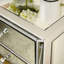 Armoire de rangement moderne à miroir en argent - Commode à trois tiroirs pour une armoire Space 3 Un mélange de style et de fonctionnalité