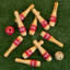 Jeu de quilles Coca Cola - Jeu de quilles intérieur et extérieur pour adultes et enfants - 10 quilles en bois, 2 balles et un sac de transport en filet par Hey Play (rouge)