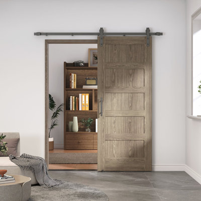 Porte de grange coulissante pré-assemblée 24 po x 80 po avec porte quincaillerie tout-en-un noir 4,5 po, conception de shaker à 5 panneaux, noyau solide, placage de noyer apprêté, avec rail en une pièce, poignée et serrure