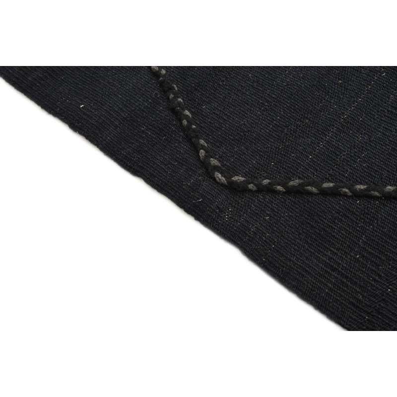Tapis noir 4 pi 1 po x 5 pi 11 po