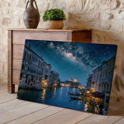 Toile, scène sereine de nuit à Venise avec des gondoles glissant à travers un canal scintillant illuminé par de douces lumières chaudes, art mural