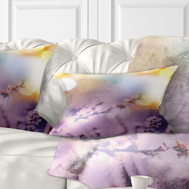 Coussin lombaire de fleurs de cerise dans un jardin printemps