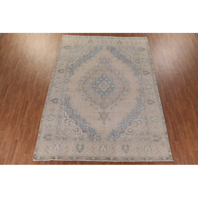 Tapis traditionnel en laine vieilli