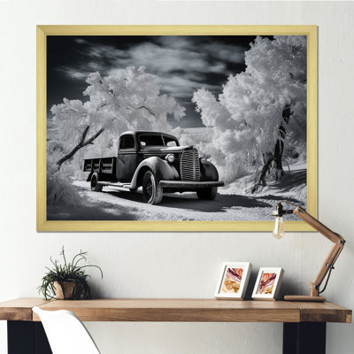 «Black and White Truck Charm In Winter», reproduction sur toile