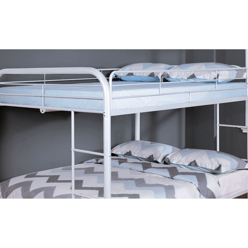 Lit double superposé au dessus d'un lit double en métal avec une élégance de chambre contemporaine blanche et angulaire pour plus de polyvalence