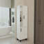 Armoire à linge blanche avec rangement ouvert et 2 portes