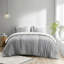 3 pièces d'édredon en coton gris double / grand. 100% coton. Rayures sur fond gris. Revers avec design. Barre cachée. 2 taies décoratives assorties. Lavable à la machine. Lit double / grand. Couleur brodée-118651987-118651988