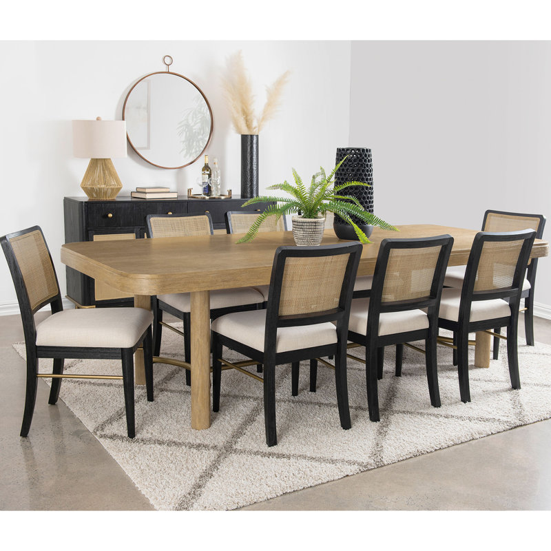 Table de salle à manger rectangulaire couleur sable avec bar en laiton antique, rallonge amovible et configuration flexible pour 8 personnes. Style bord de mer. Autoportante, coins arrondis.