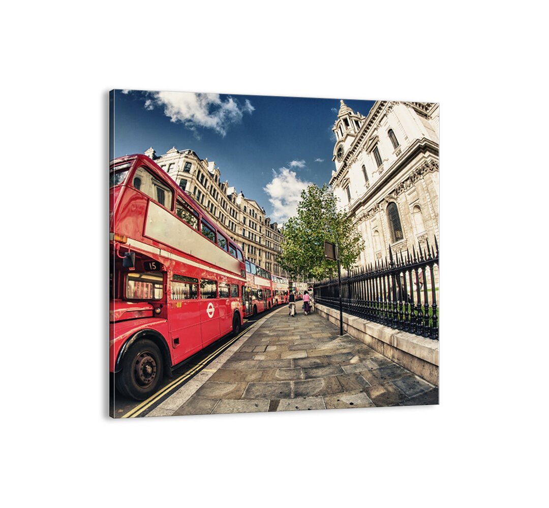 Leinwandbild Eine Straße in London in Grau und Rot