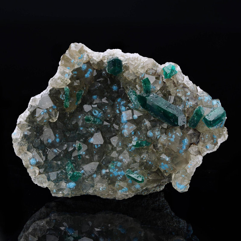 Dioptase avec plancheite sur calcite II