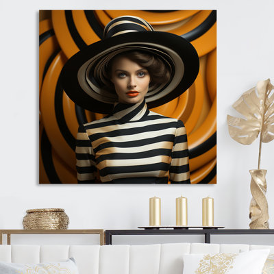Femme à la mode dans une robe rayée sur toile