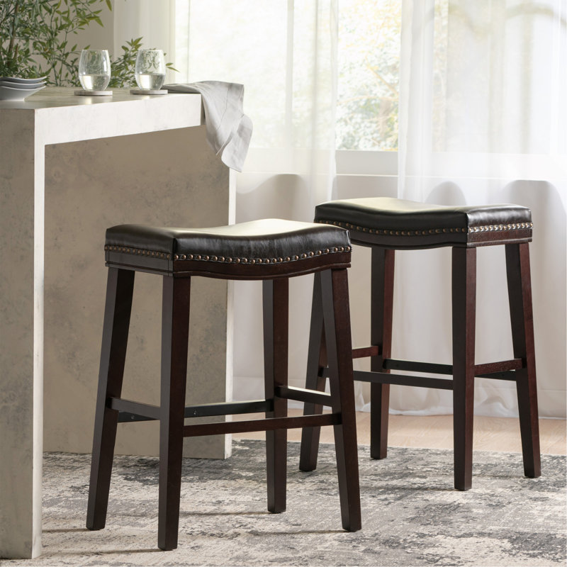 Élégant tabouret avec structure en bois d'hévéa et cuir de polyuréthane, offrant confort et durabilité.
