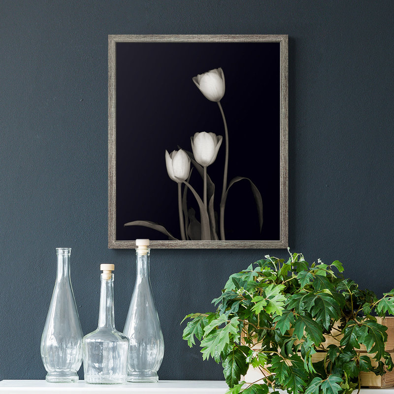 «Tulip Pose III», toile encadrée de qualité supérieure - prête à être accrochée, H 24 po x l 20 po, Argent patiné