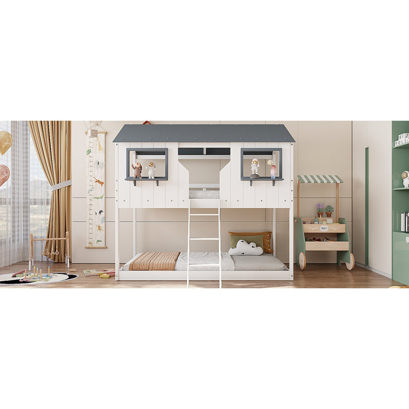 Lit simple au-dessus d'un lit superposé avec fenêtre et construction en pin massif pour une structure stable en blanc