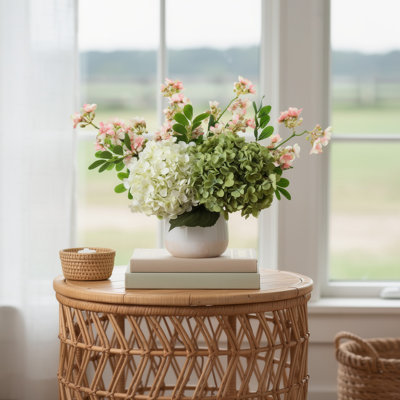 Arrangement assorti d'hortensias et de Stephanotis