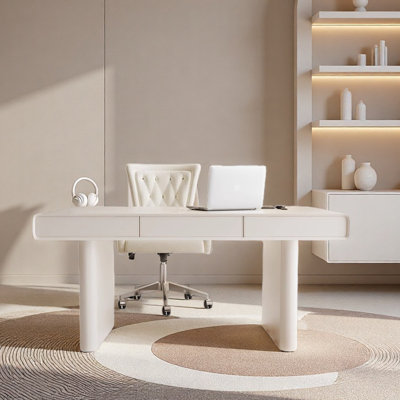 Bureau crème pour le travail et le rangement