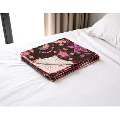 Jeté Kantha matelassé en coton à motif floral brun et beige 50 "X 70"