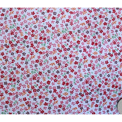 Tissu polycoton à motif floral rouge à petites marguerites, vendu au mètre, 147 cm de large. Parfait pour les robes, chemisiers, courtepointes et loisirs créatifs.