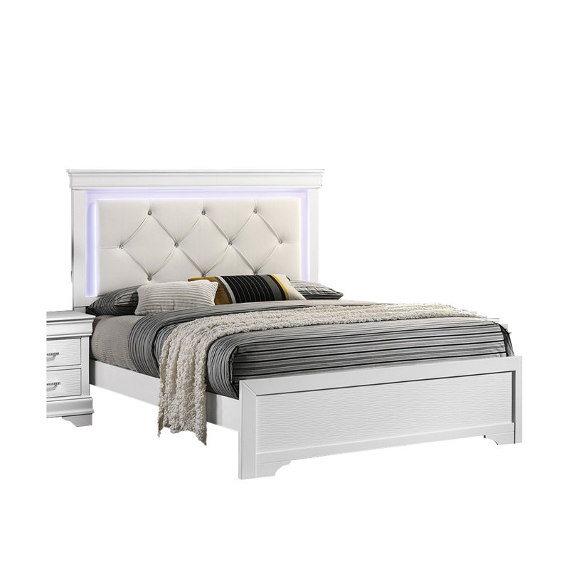 Grand lit avec similicuir blanc, structure en bois massif, DEL intégrée et conception à boutons pour lit en cuir contemporain Retreat, texture unique