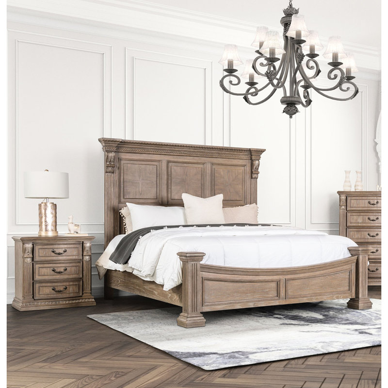 Structure de grand lit en bois massif avec tête de lit en chêne vieilli et éléments de conception dentelés pour la chambre à coucher, taille, fabrication, détails, poteaux, moulures de style traditionnel