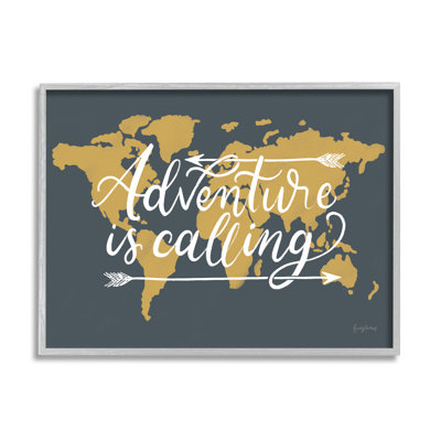 «Adventure is Calling Expression Arrows Over World Map Gray Farmhouse», estampe numérique encadrée, art texturé par Becky Thorns